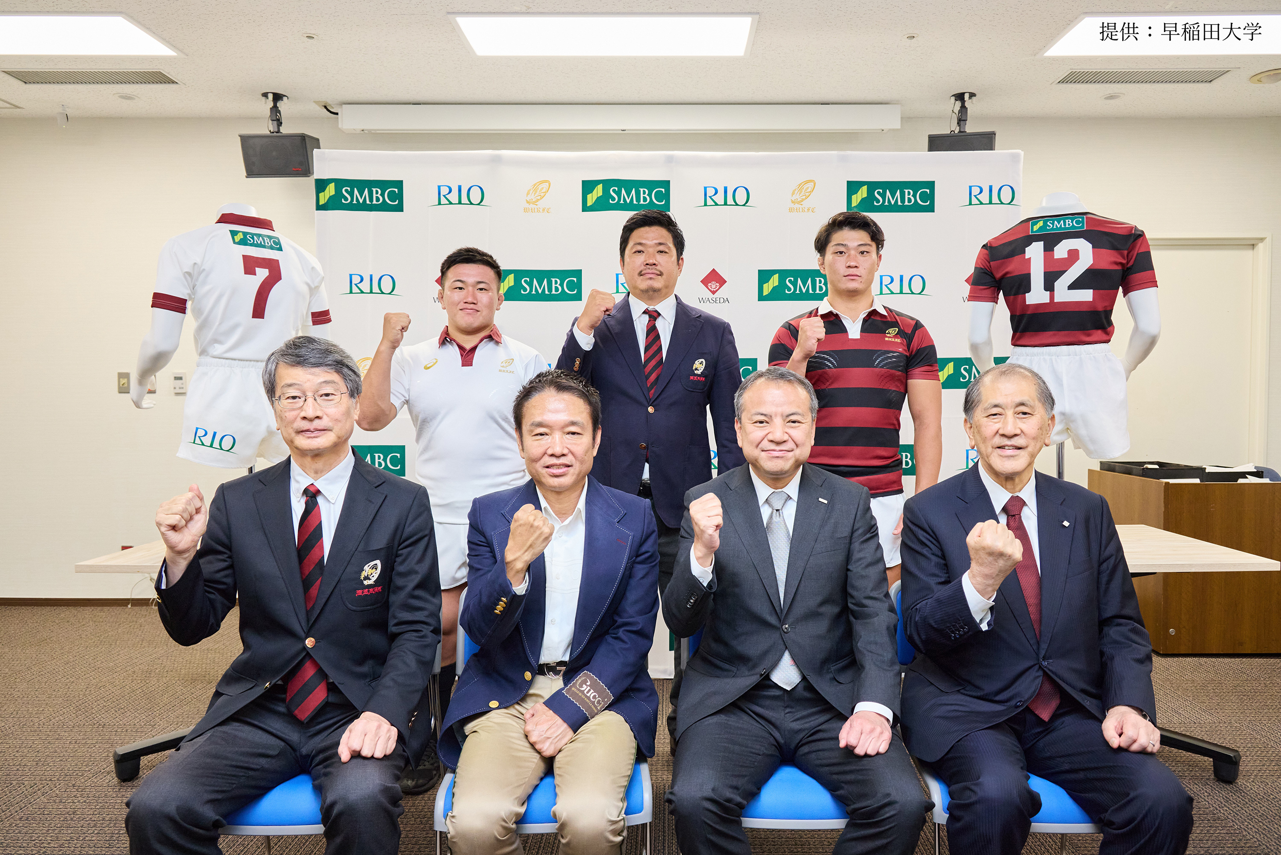 記者会見ガッツポーズ